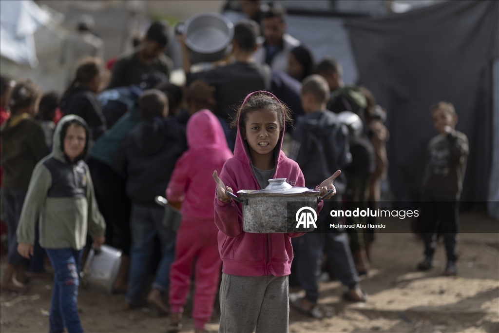 Gazze'de açlıkla mücadele eden Filistinlilere, yemek dağıtıldı