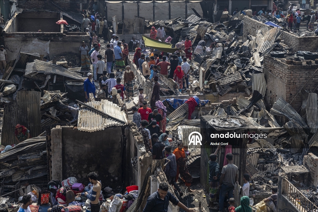 Bangladeş’te gecekondu mahallesinde çıkan yangında 1500'e yakın ev yandı
