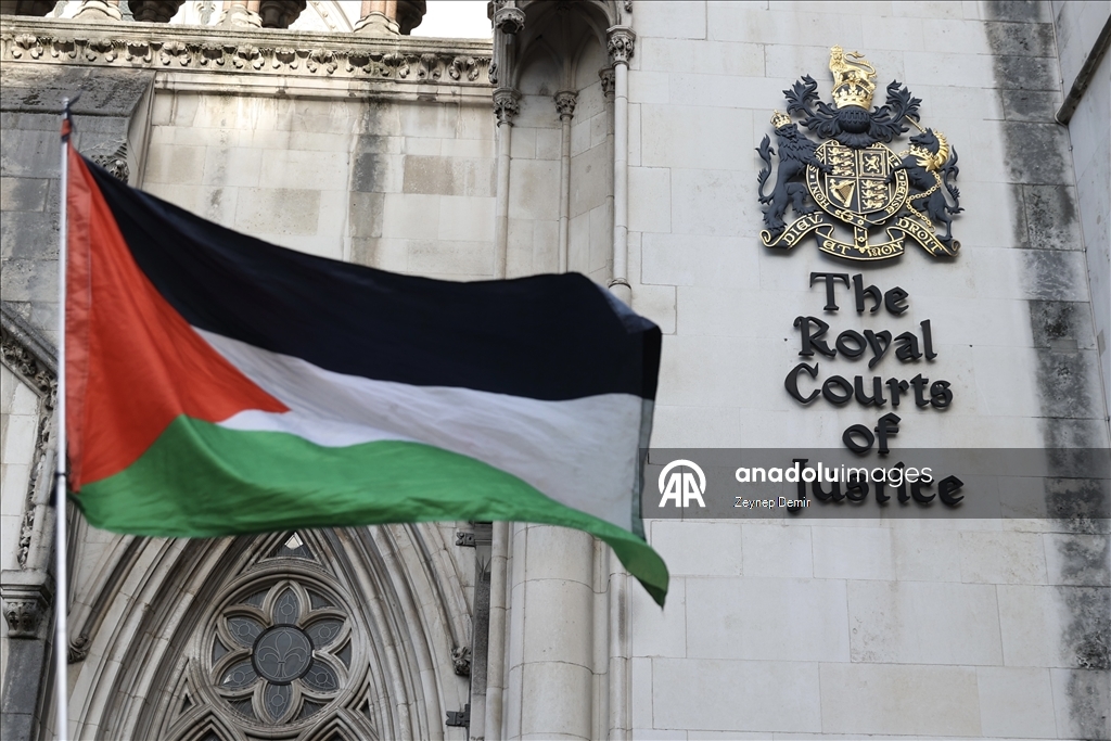 Palestine Action destekçileri mahkeme önünde