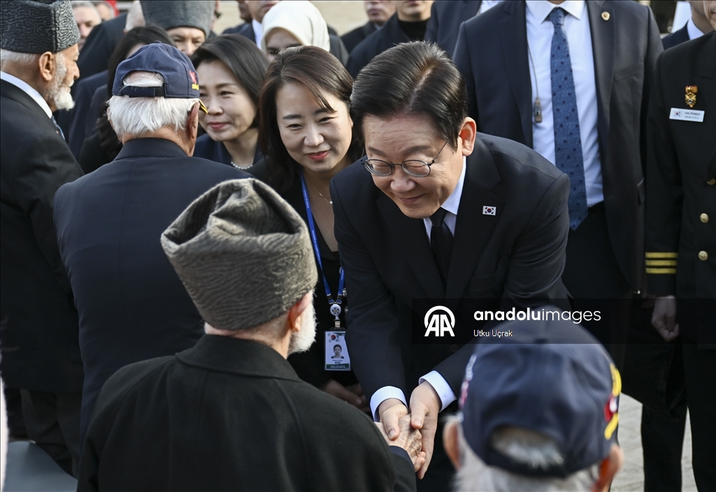Президент Южной Кореи посетил мемориал «Туркам, сражавшимся в Корее» в Анкаре