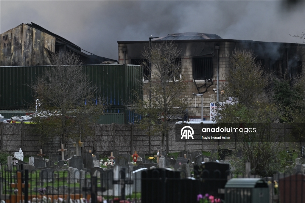 Крупный пожар произошел на западе Лондона