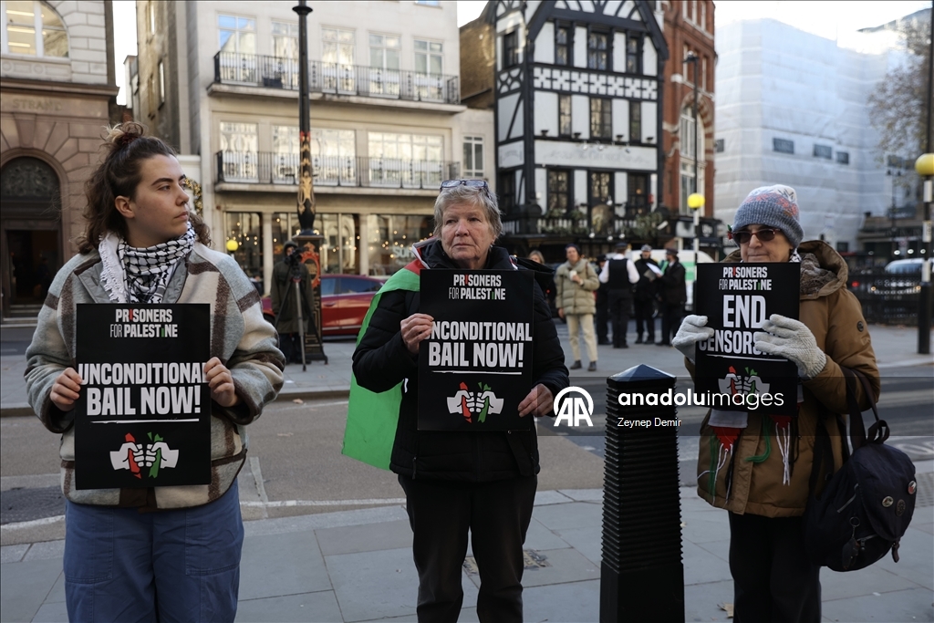 Palestine Action destekçileri mahkeme önünde