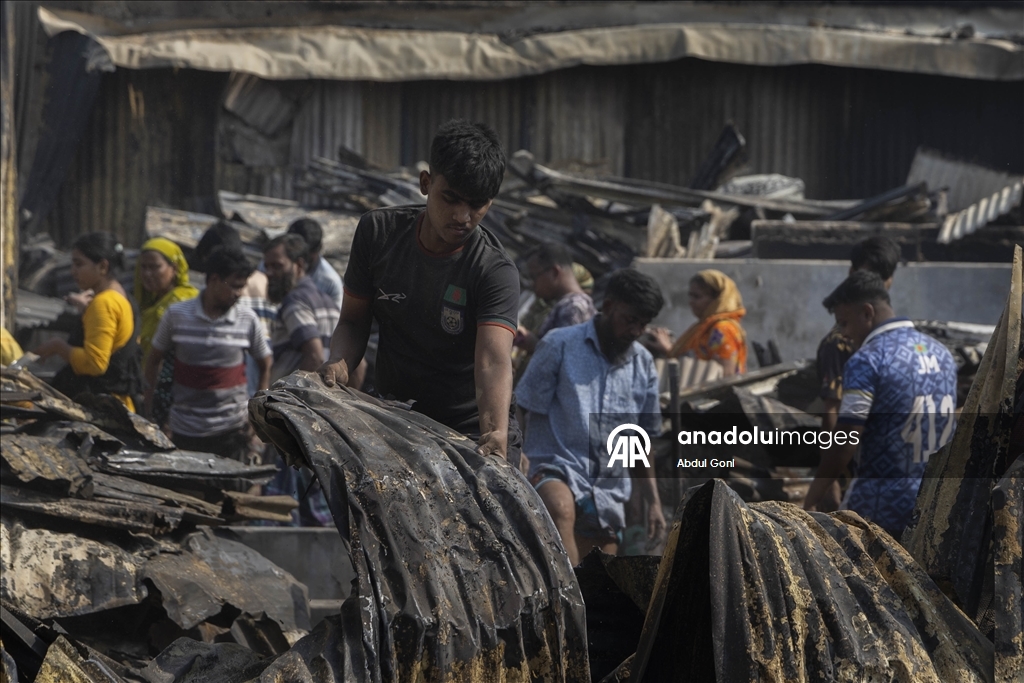 Bangladeş’te gecekondu mahallesinde çıkan yangında 1500'e yakın ev yandı
