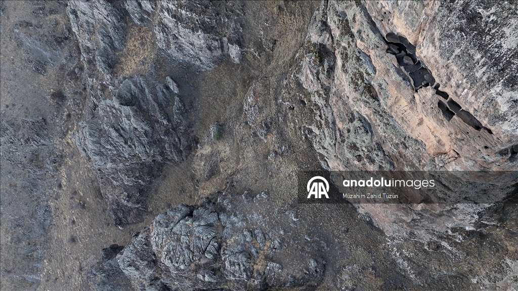 Kayaların içine kurulan 2 bin yıllık "Öksüt Kalesi" zamana direniyor