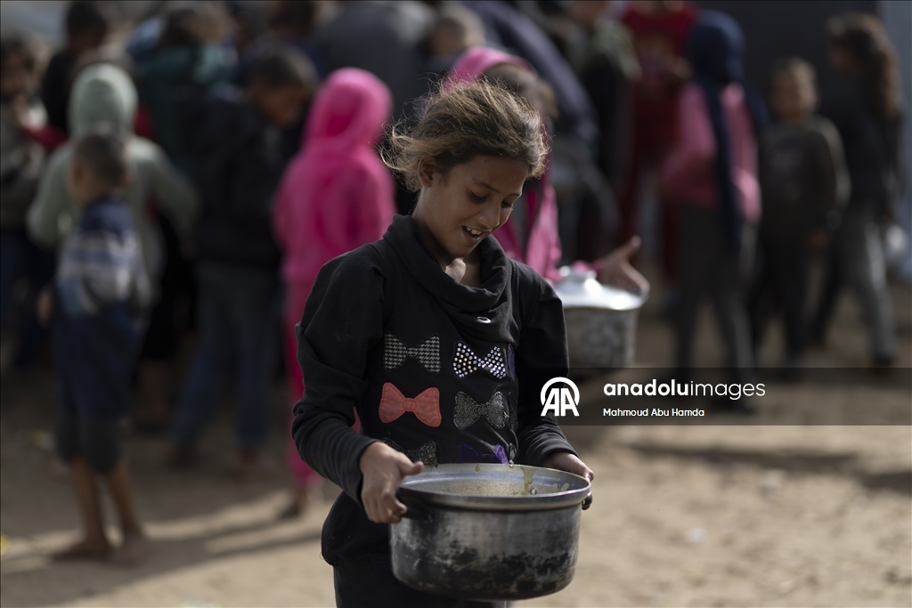 Gazze'de açlıkla mücadele eden Filistinlilere, yemek dağıtıldı