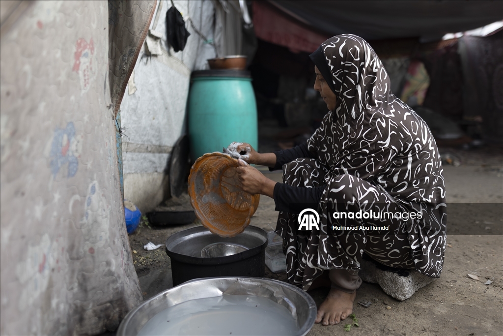 Gazze'de açlıkla mücadele eden Filistinlilere, yemek dağıtıldı