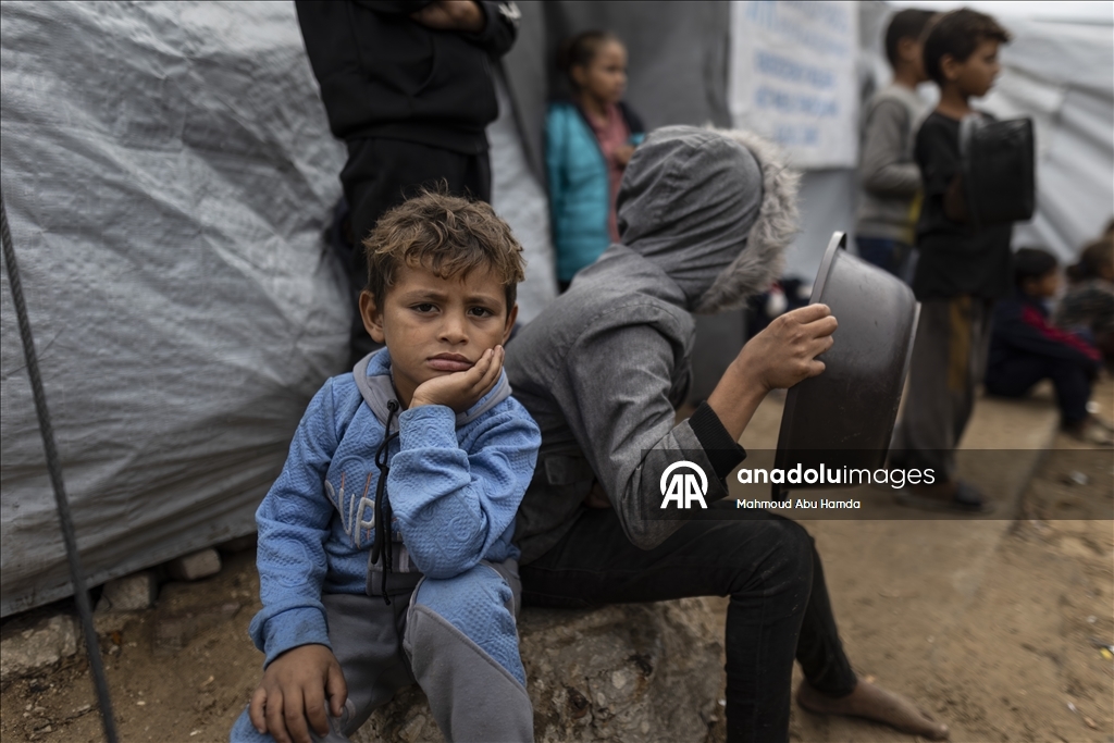 Gazze'de açlıkla mücadele eden Filistinlilere, yemek dağıtıldı