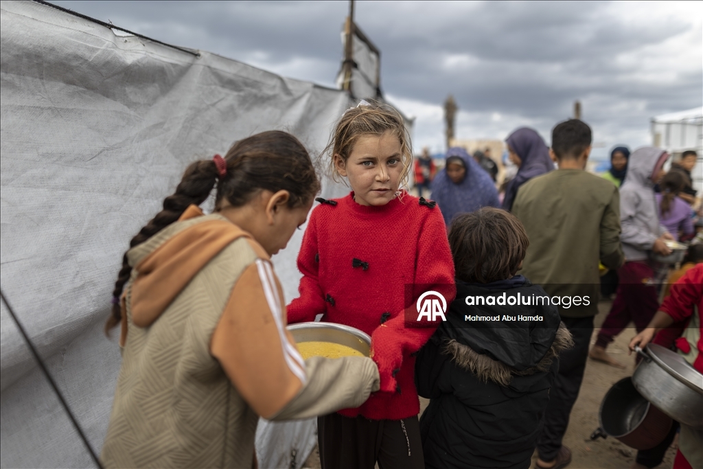 Gazze'de açlıkla mücadele eden Filistinlilere, yemek dağıtıldı