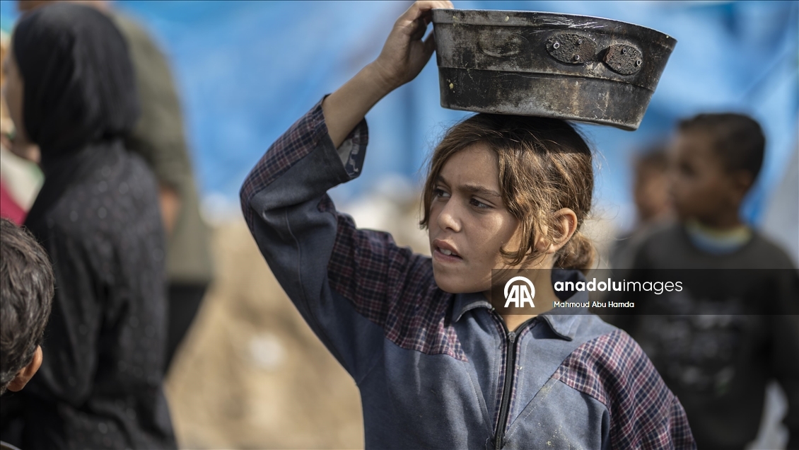 Gazze'de açlıkla mücadele eden Filistinlilere yemek dağıtıldı