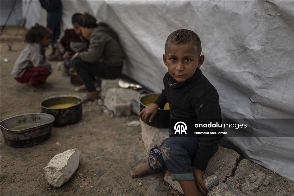 Gazze'de açlıkla mücadele eden Filistinlilere, yemek dağıtıldı