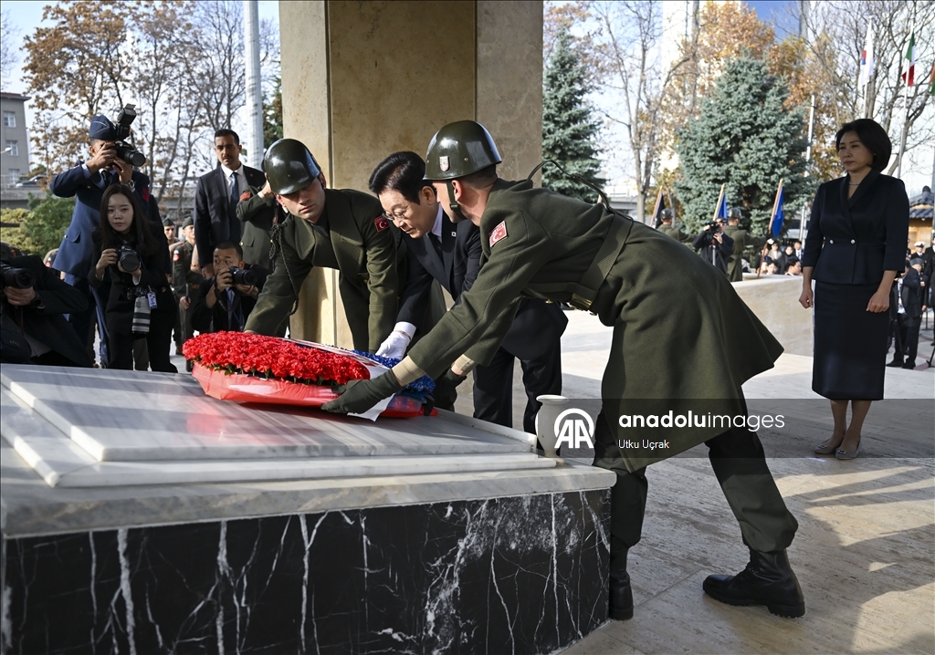 Президент Южной Кореи посетил мемориал «Туркам, сражавшимся в Корее» в Анкаре