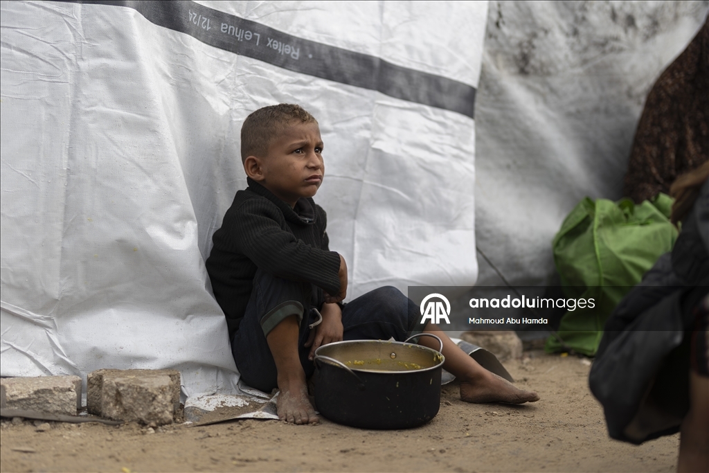Gazze'de açlıkla mücadele eden Filistinlilere, yemek dağıtıldı