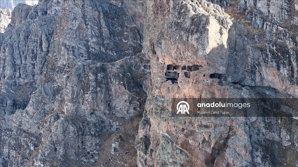 Kayaların içine kurulan 2 bin yıllık "Öksüt Kalesi" zamana direniyor
