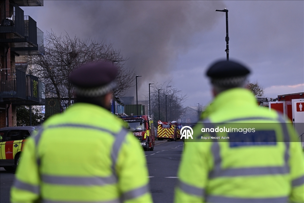 Крупный пожар произошел на западе Лондона