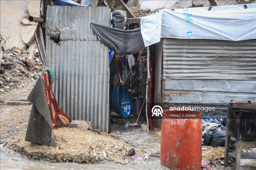В Газе палатки палестинцев оказались затоплены из-за сильных дождей