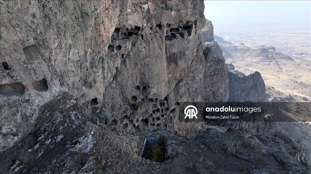 Kayaların içine kurulan 2 bin yıllık "Öksüt Kalesi" zamana direniyor