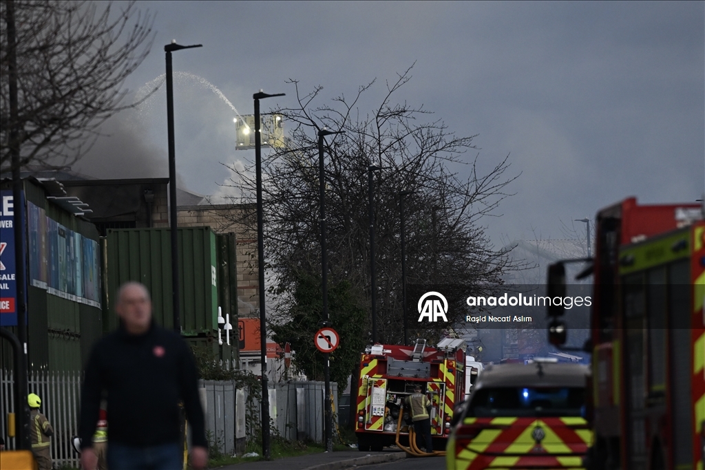 Крупный пожар произошел на западе Лондона