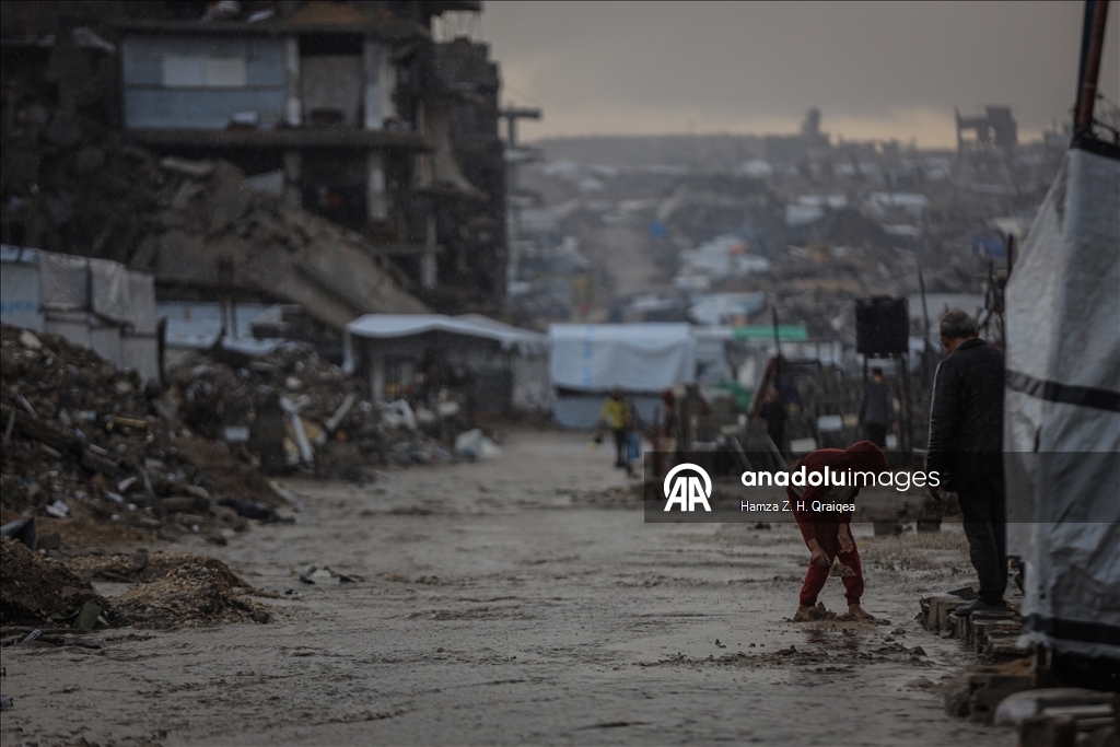 В Газе палатки палестинцев оказались затоплены из-за сильных дождей