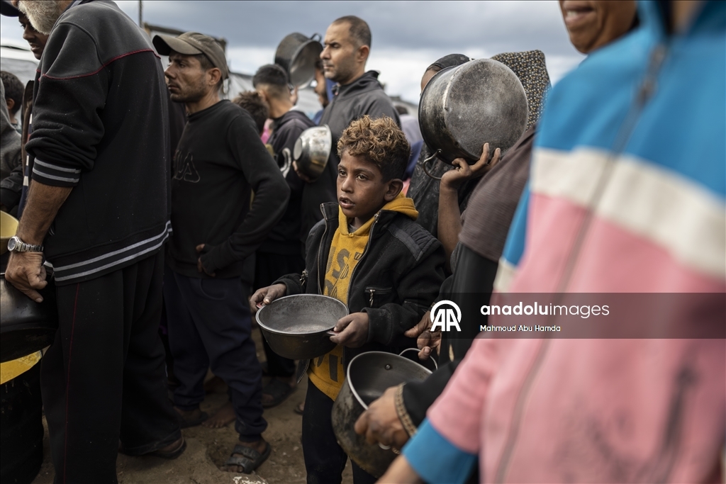 Gazze'de açlıkla mücadele eden Filistinlilere, yemek dağıtıldı