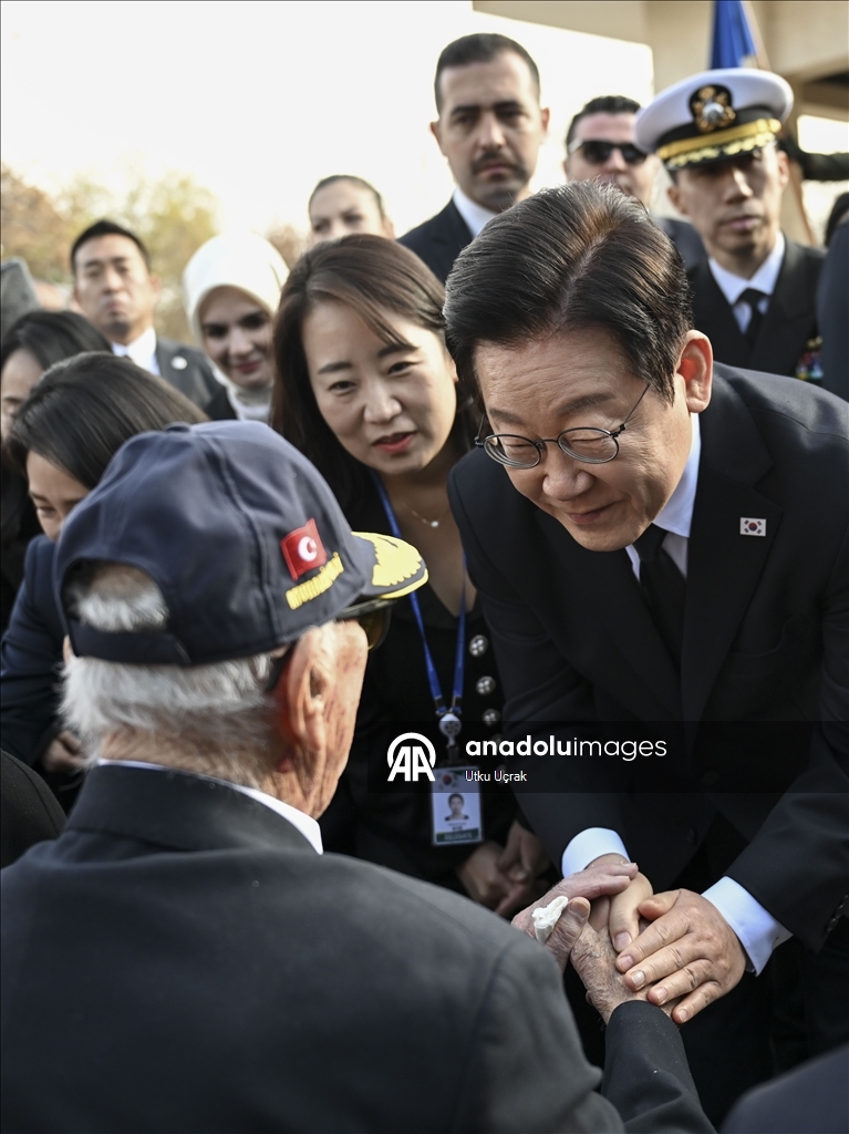 Президент Южной Кореи посетил мемориал «Туркам, сражавшимся в Корее» в Анкаре
