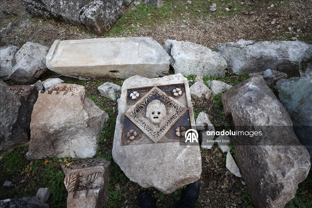 İlk defa kazı çalışması yapılan Termessos'taki iki anıt mezar ayağa kaldırılıyor