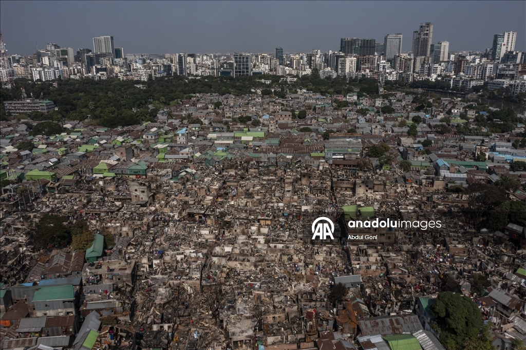 Bangladeş’te gecekondu mahallesinde çıkan yangında 1500'e yakın ev yandı
