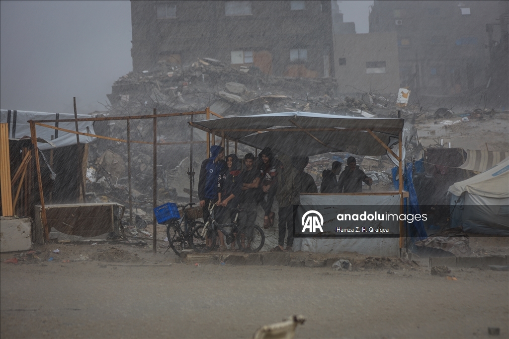 В Газе палатки палестинцев оказались затоплены из-за сильных дождей