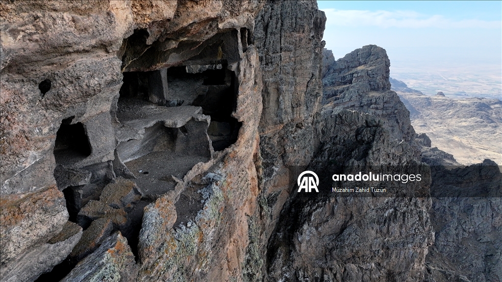 Kayaların içine kurulan 2 bin yıllık "Öksüt Kalesi" zamana direniyor