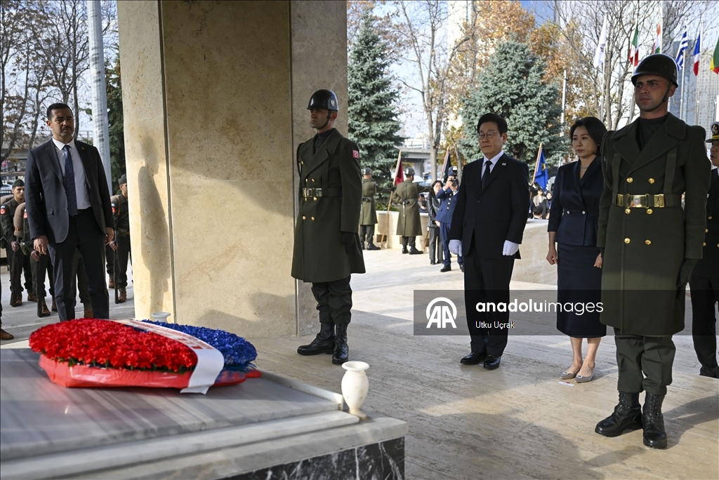 Президент Южной Кореи посетил мемориал «Туркам, сражавшимся в Корее» в Анкаре