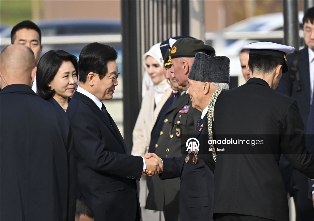 Президент Южной Кореи посетил мемориал «Туркам, сражавшимся в Корее» в Анкаре