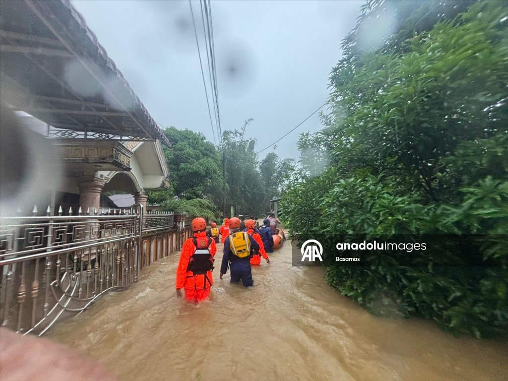 В Индонезии из-за последствий проливных дождей погибли не менее 10 человек