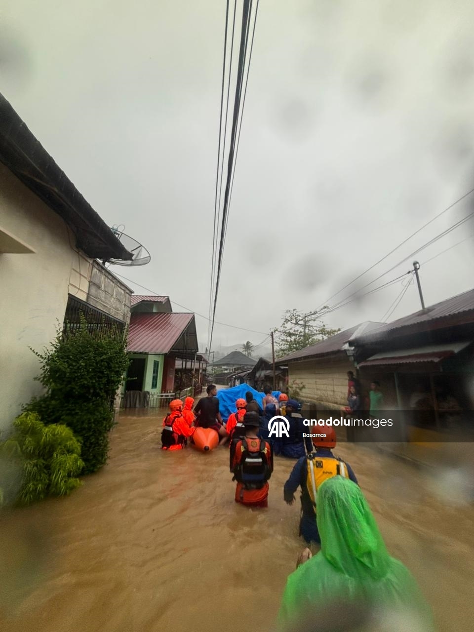 В Индонезии из-за последствий проливных дождей погибли не менее 10 человек