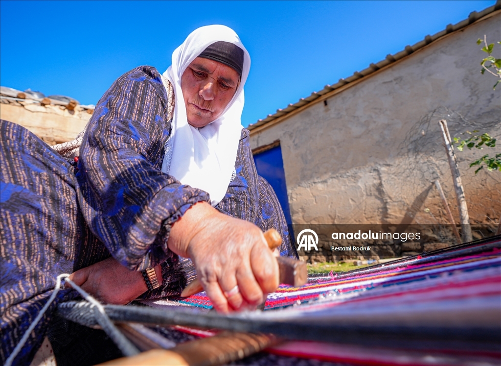 Bi tevna ku li baxçeyê xwe daniye va merş û xalîçeyan radiçîne