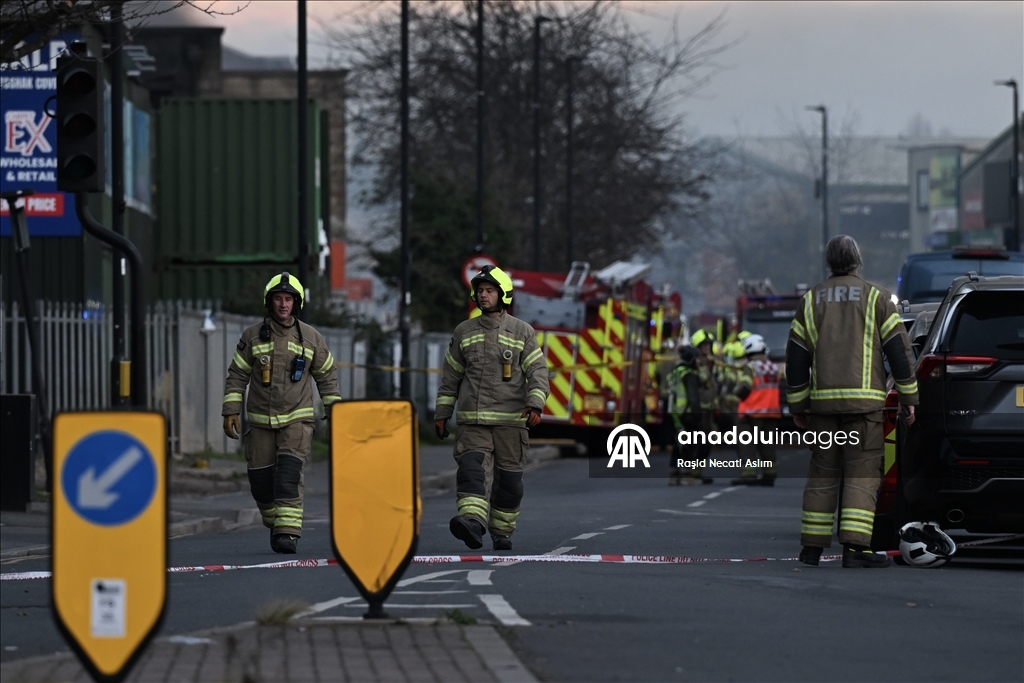 Крупный пожар произошел на западе Лондона