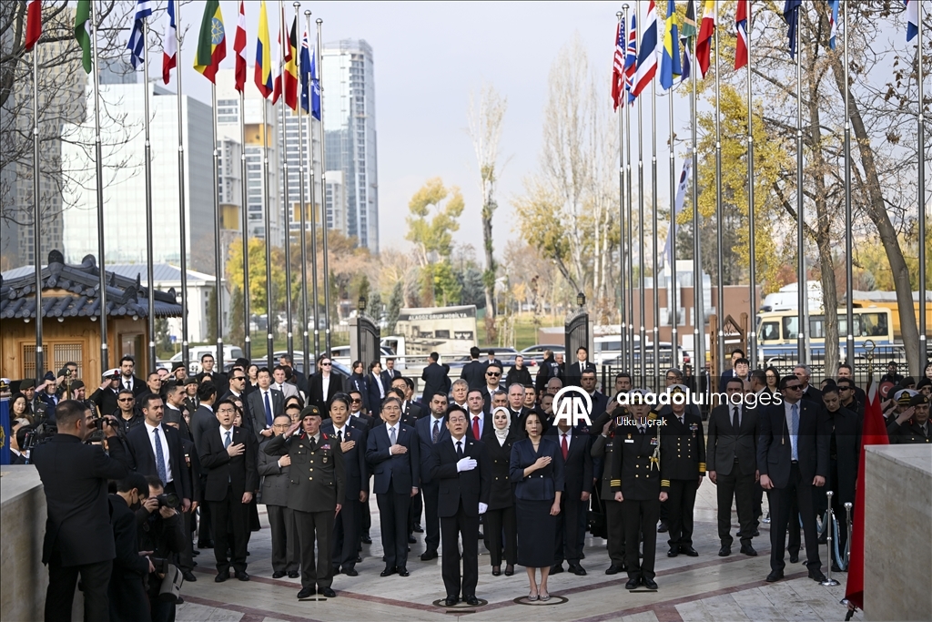 Президент Южной Кореи посетил мемориал «Туркам, сражавшимся в Корее» в Анкаре
