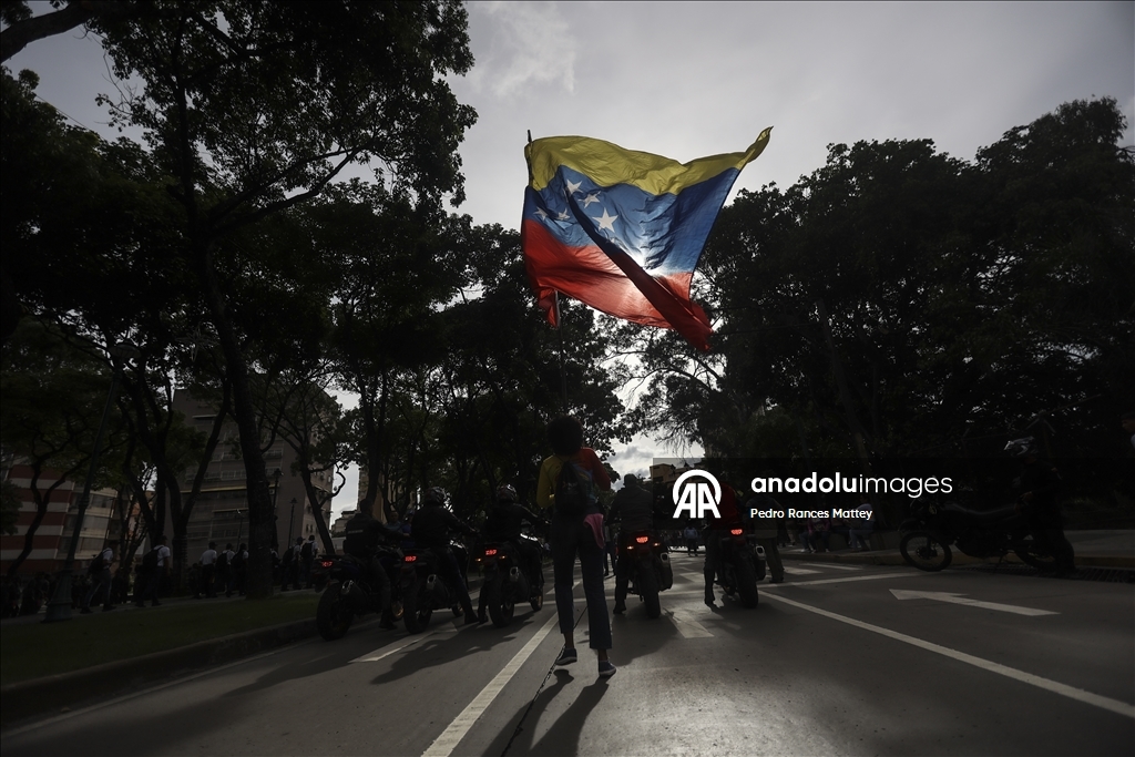 Президент Венесуэлы Николас Мадуро принял участие в военном параде в Каракасе