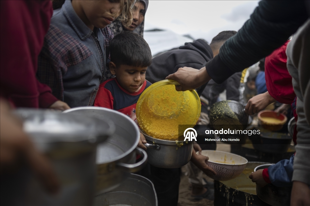 Gazze'de açlıkla mücadele eden Filistinlilere, yemek dağıtıldı