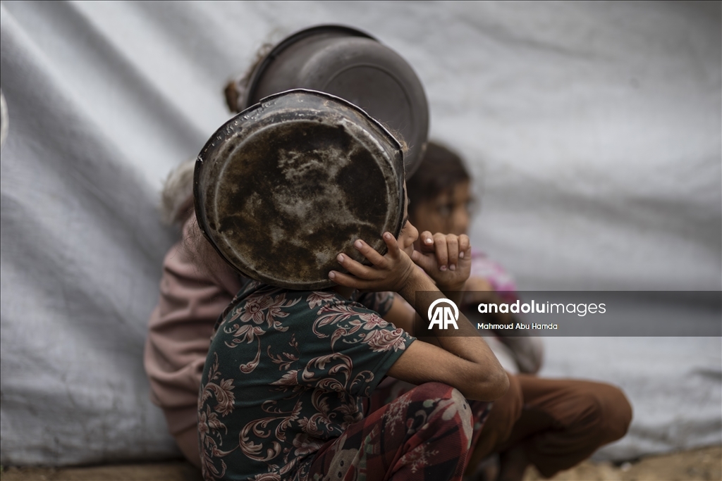 Gazze'de açlıkla mücadele eden Filistinlilere, yemek dağıtıldı