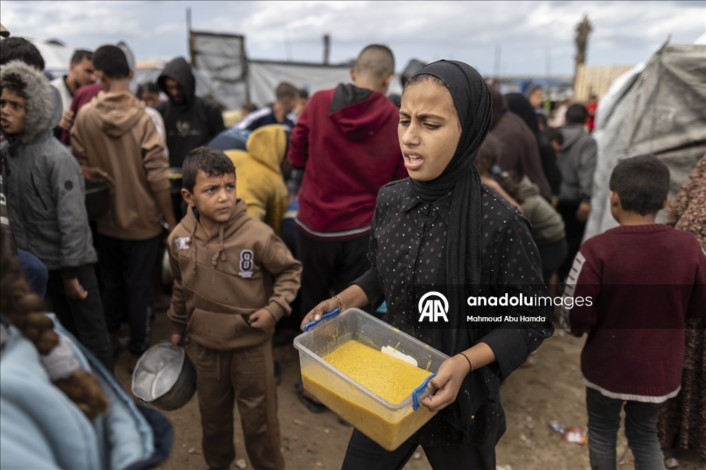 Gazze'de açlıkla mücadele eden Filistinlilere, yemek dağıtıldı