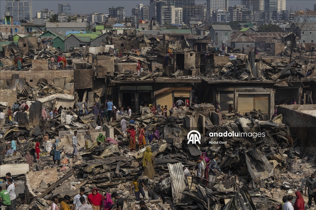 Bangladeş’te gecekondu mahallesinde çıkan yangında 1500'e yakın ev yandı