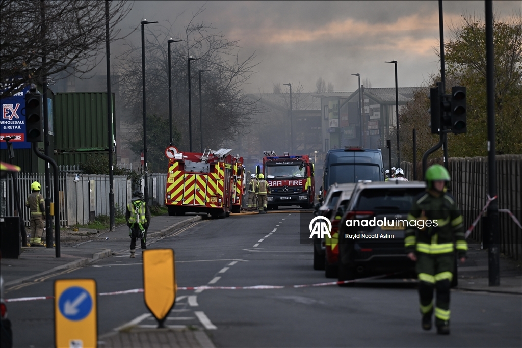 Крупный пожар произошел на западе Лондона