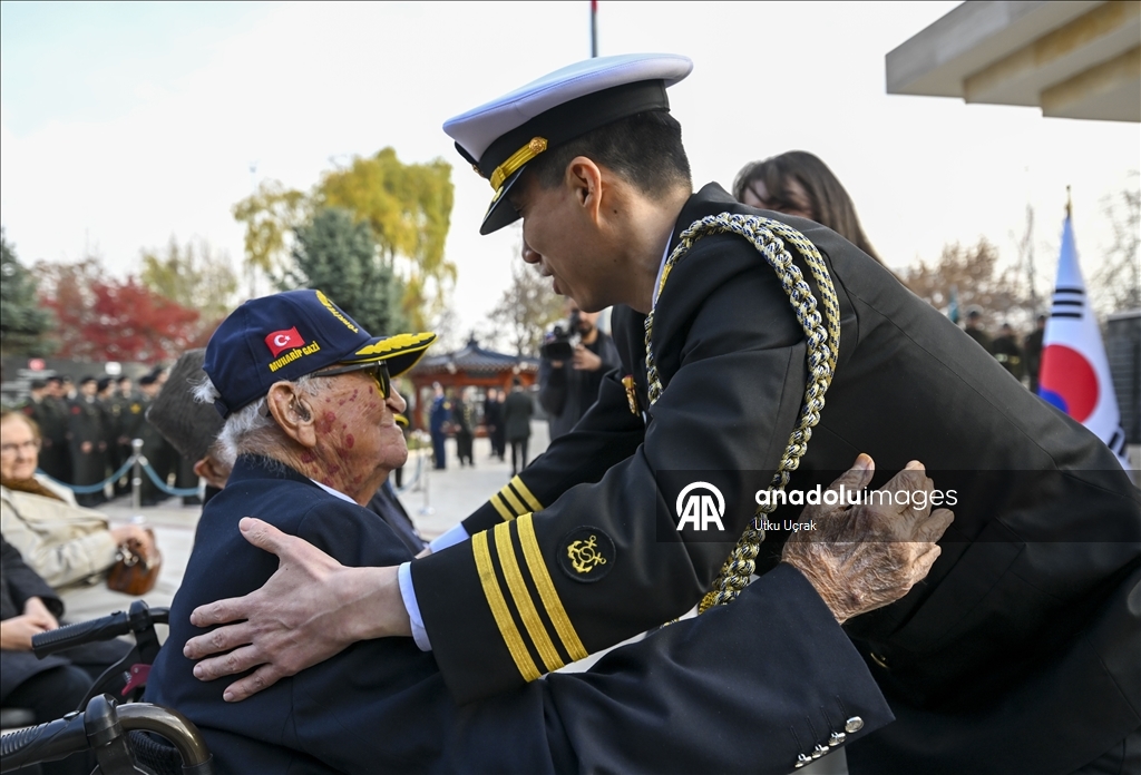 Президент Южной Кореи посетил мемориал «Туркам, сражавшимся в Корее» в Анкаре