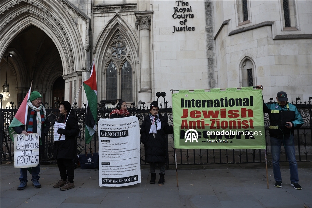 Palestine Action destekçileri mahkeme önünde