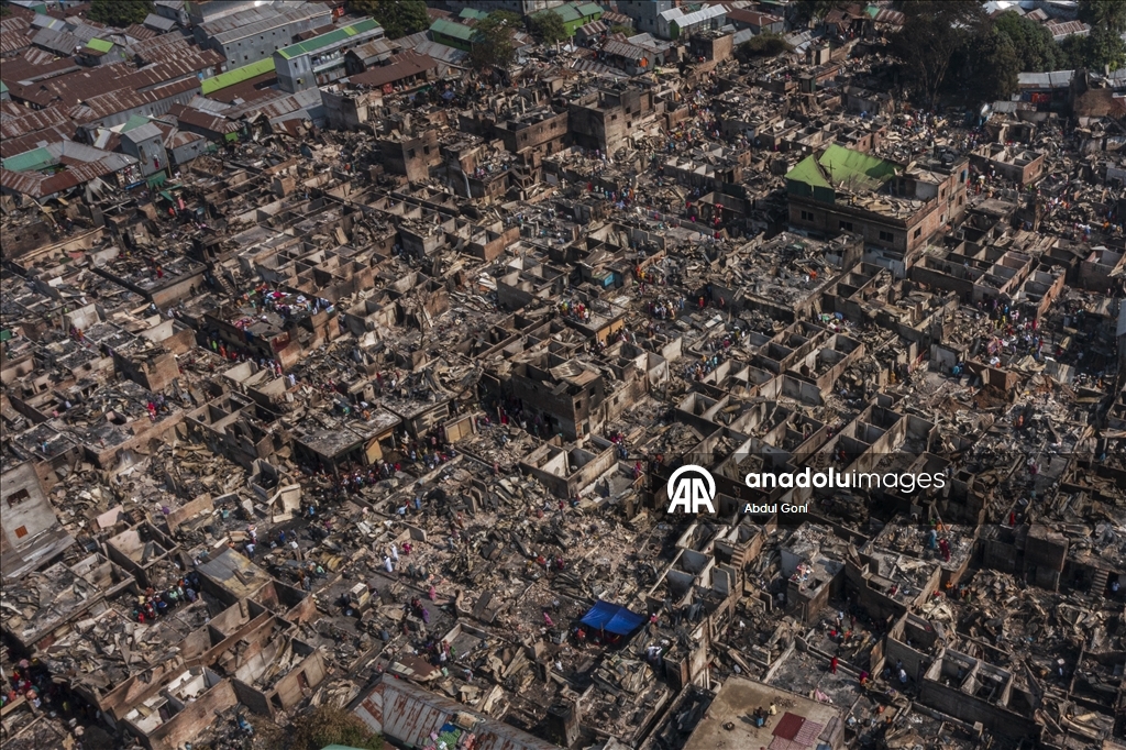 Bangladeş’te gecekondu mahallesinde çıkan yangında 1500'e yakın ev yandı