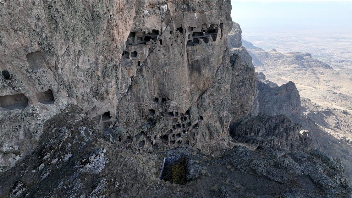Kayaların içine kurulan 2 bin yıllık "Öksüt Kalesi" zamana direniyor