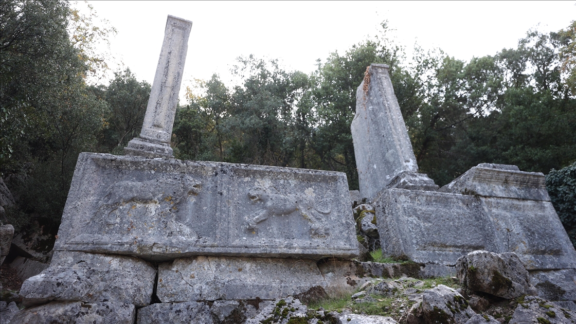 İlk defa kazı çalışması yapılan Termessos'taki iki anıt mezar ayağa kaldırılıyor