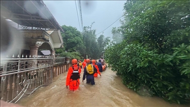 Endonezya'da meydana gelen selde 10 kişi hayatını kaybetti