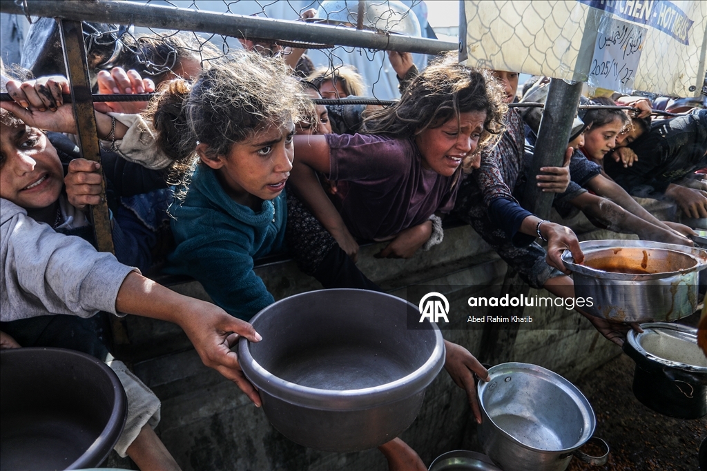 Gazze'de açlıkla mücadele eden Filistinlilere, yemek dağıtıldı
