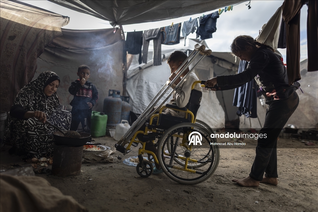 Лишившийся ноги маленький палестинец борется с вызовами с помощью семьи