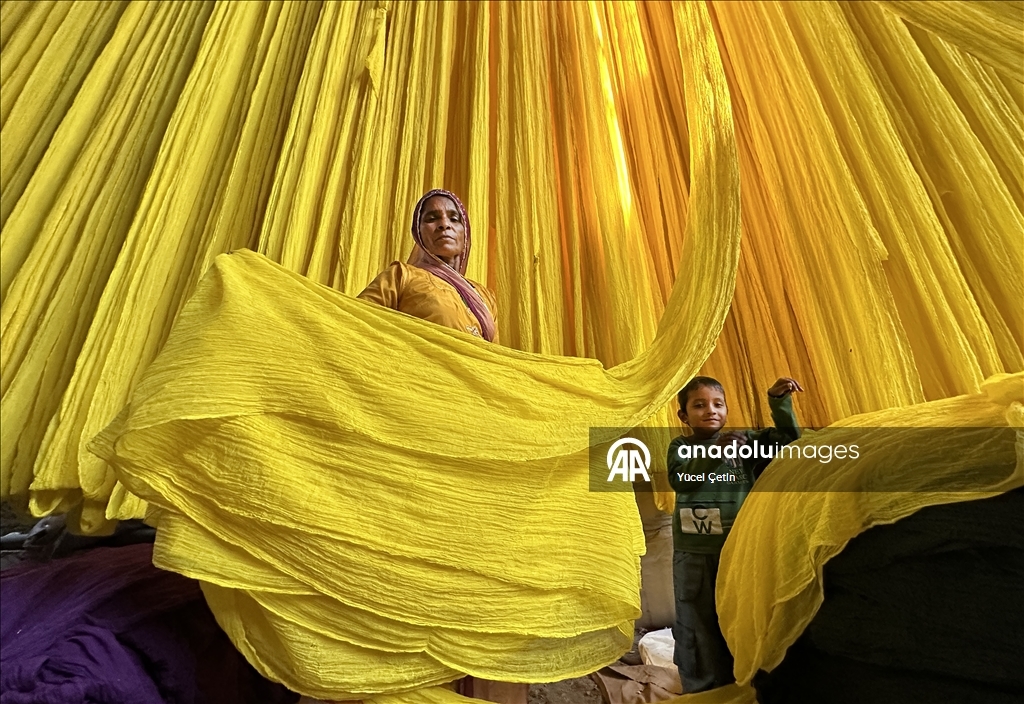 Традиционные ткани для сари в Индии изготавливаются по многовековым технологиям